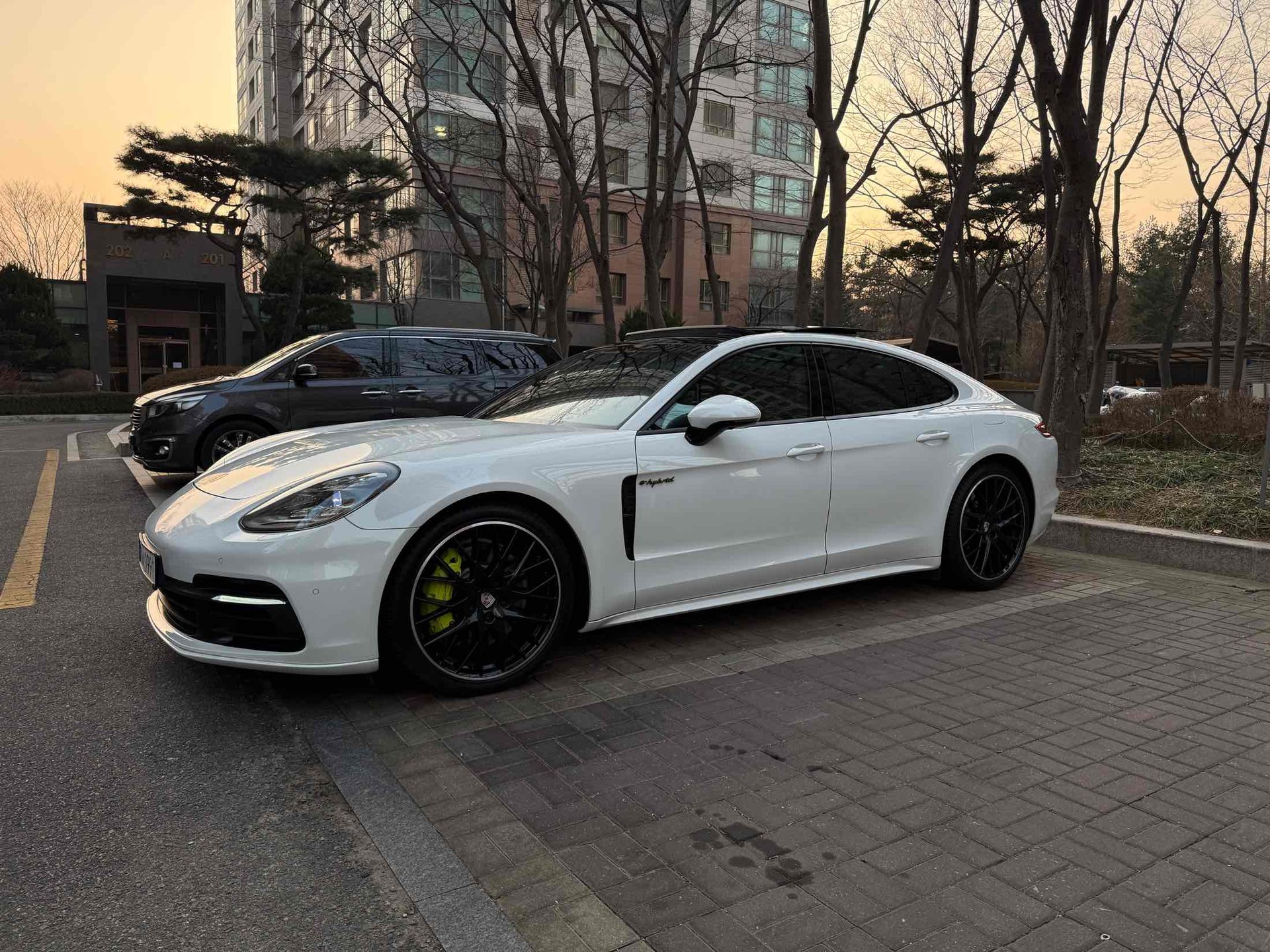 PORSCHE PANAMERA - View 1