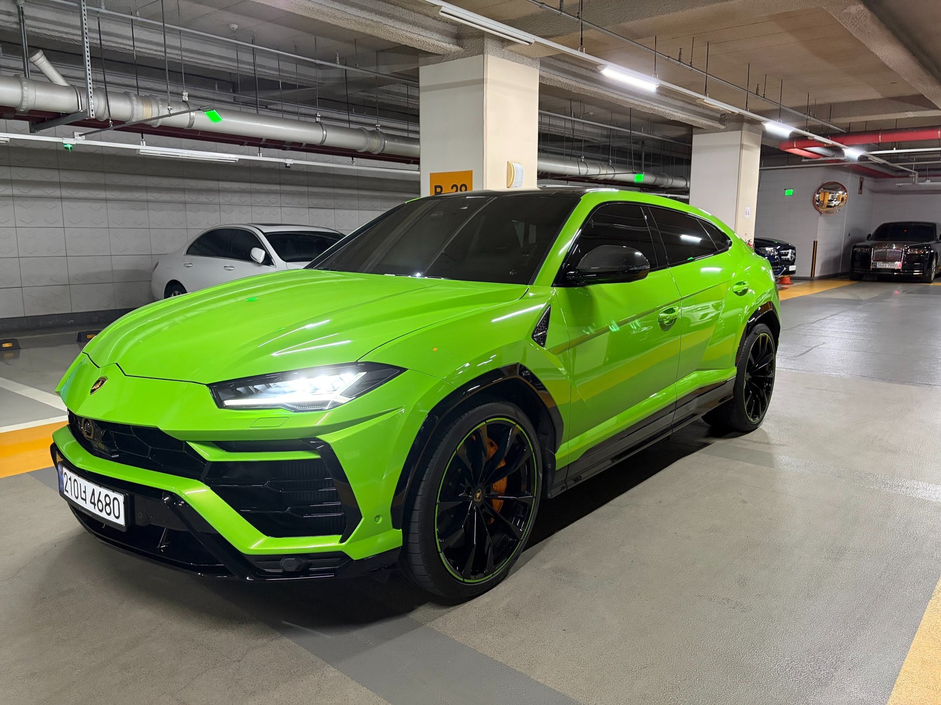 LAMBORGHINI URUS - View 1