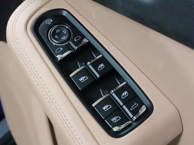 PORSCHE MACAN - 8