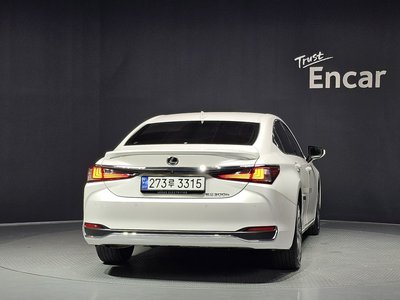 صورة 4 لـ 2023 Lexus ES