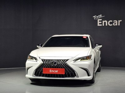 صورة 2 لـ 2023 Lexus ES