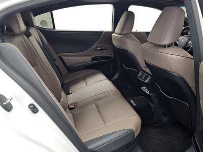 2023 Lexus ES — миниатюра 18
