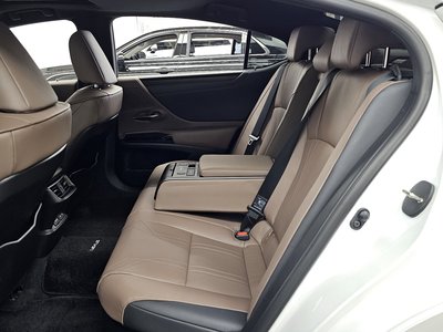 2023 Lexus ES — миниатюра 16