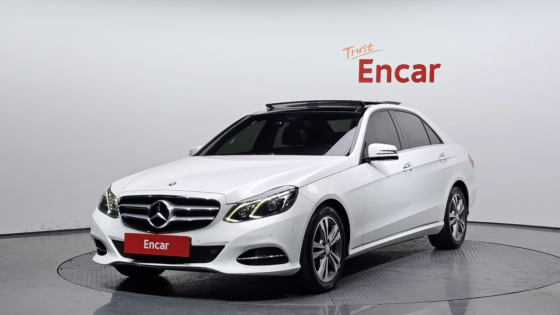 MERCEDES-BENZ E-CLASS - View 1