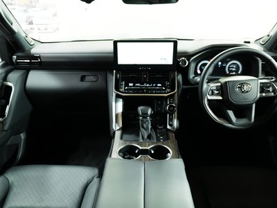 TOYOTA LAND CRUISER 300 - 6