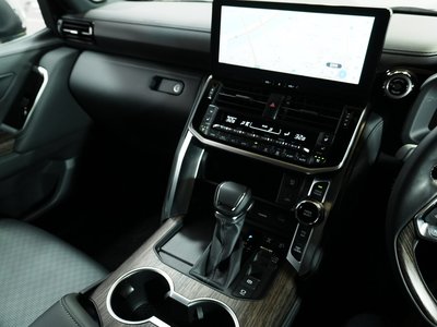 TOYOTA LAND CRUISER 300 - 9