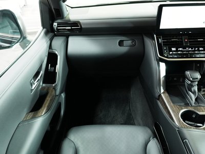 TOYOTA LAND CRUISER 300 - 8