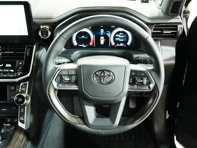 TOYOTA LAND CRUISER 300 - 7