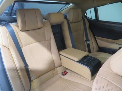 صورة 7 لـ 2022 Lexus ES