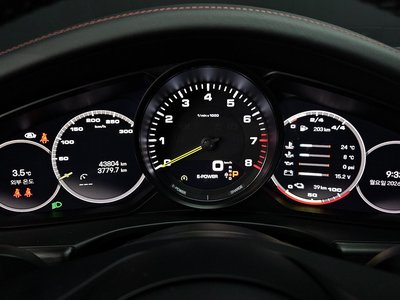 PORSCHE PANAMERA - 8