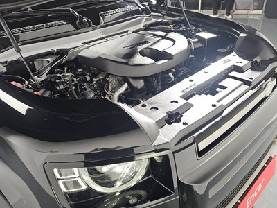 LAND ROVER DEFENDER - 7