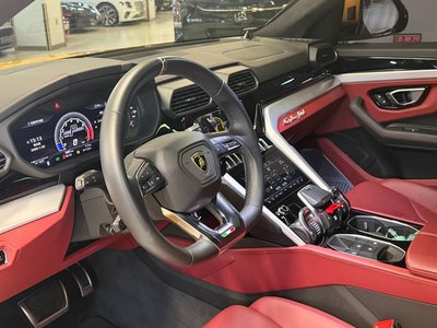 LAMBORGHINI URUS - 4