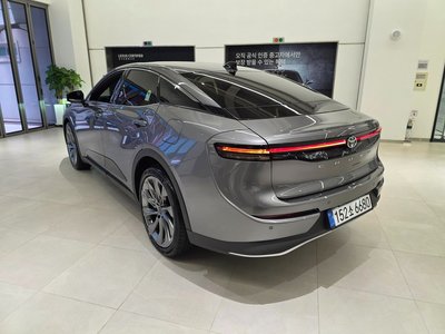 2025 Toyota CROWN CROSSOVER photo 4