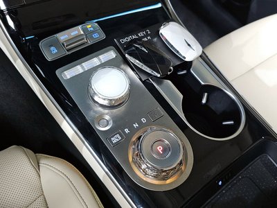 صورة 9 لـ 2024 Genesis GV70