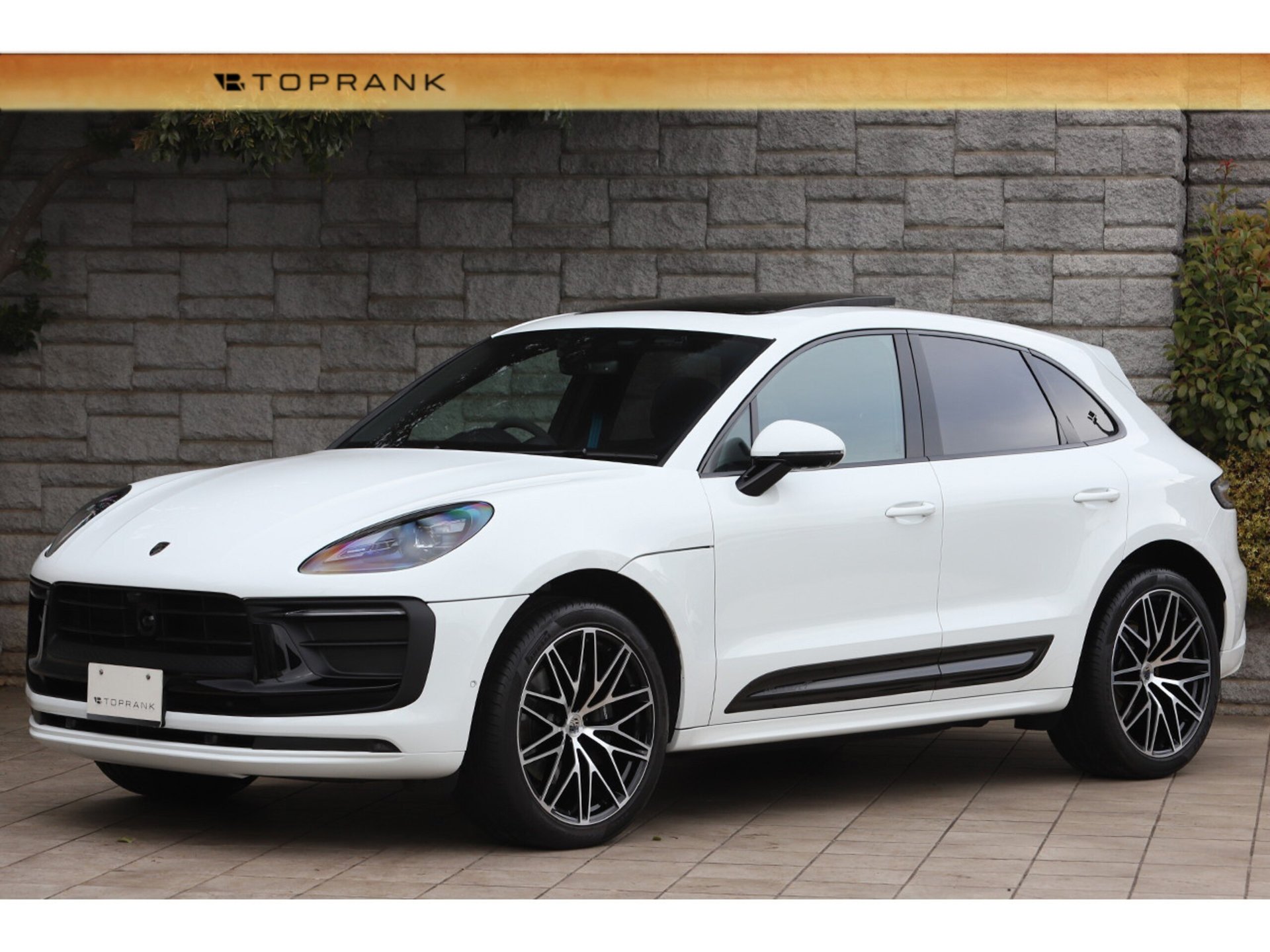 PORSCHE MACAN - View 1