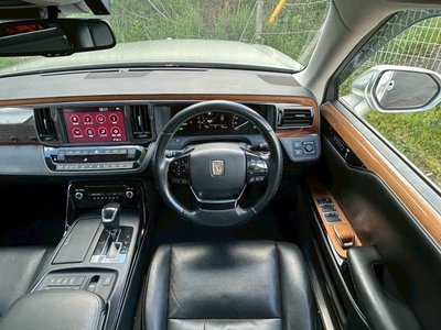 TOYOTA CENTURY - 10