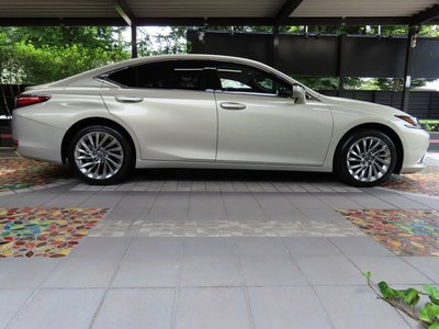 2025 Lexus ES photo 4