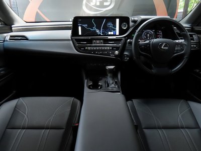 2025 Lexus ES photo 3