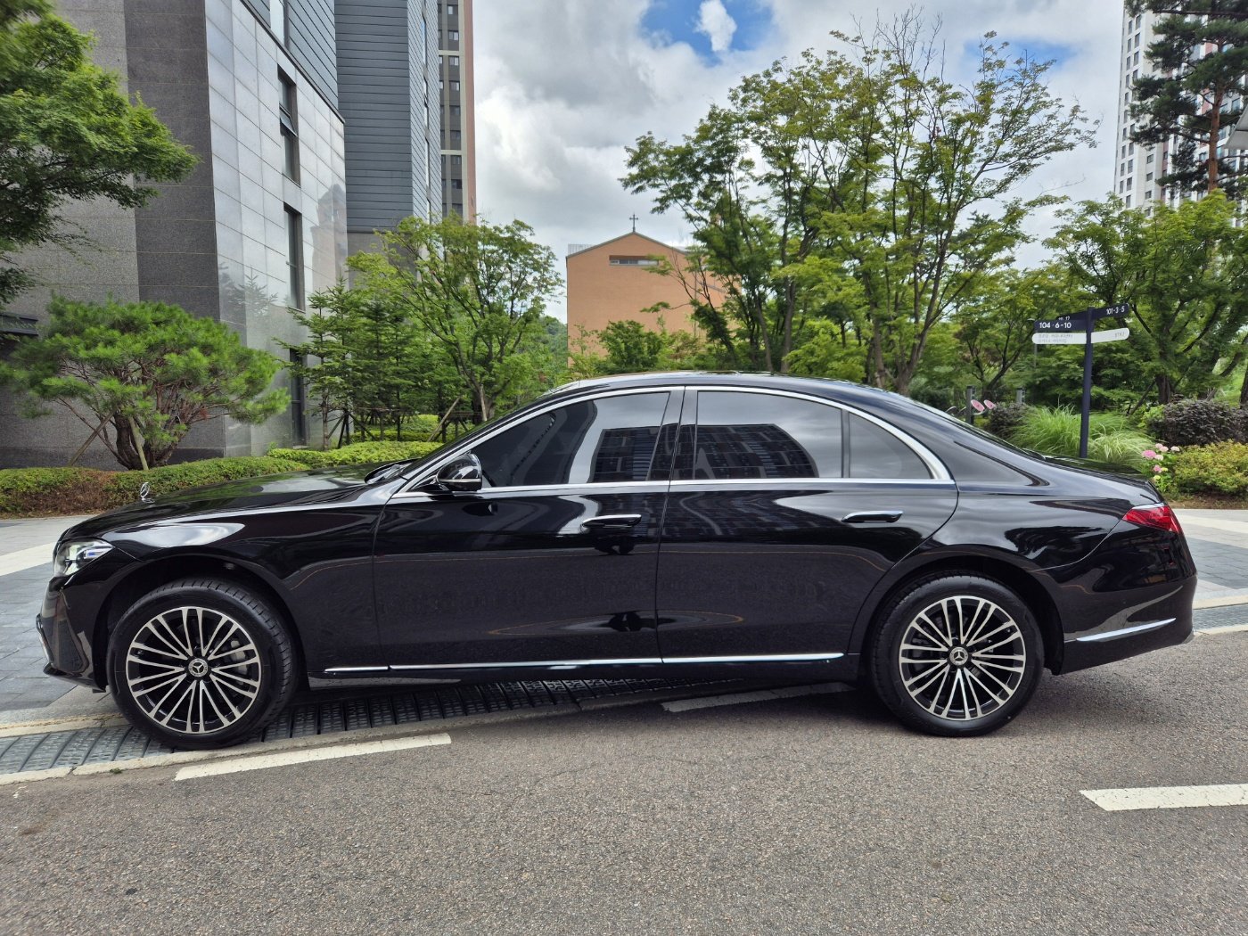 MERCEDES-BENZ S-CLASS - View 1