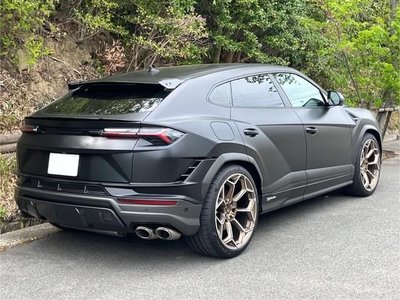 LAMBORGHINI URUS - 5