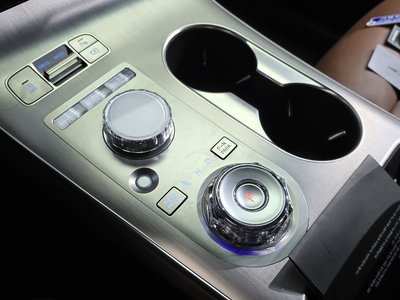 2025 Genesis GV70 thumbnail 12