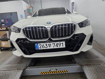 BMW 5 SERIES - 1