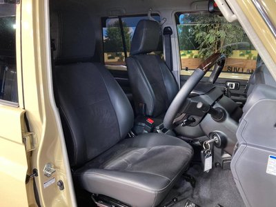 TOYOTA LAND CRUISER 70 - 8