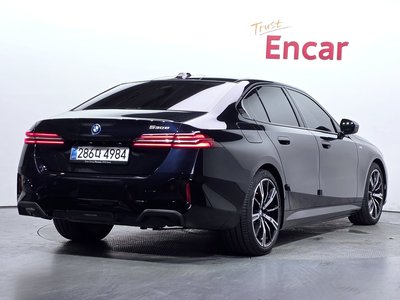2025 BMW 5 SERIES photo 4