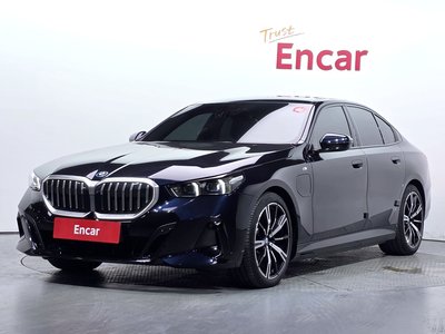 2025 BMW 5 SERIES photo 1