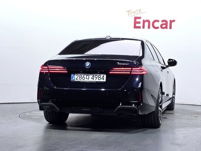 2025 BMW 5 SERIES photo 3