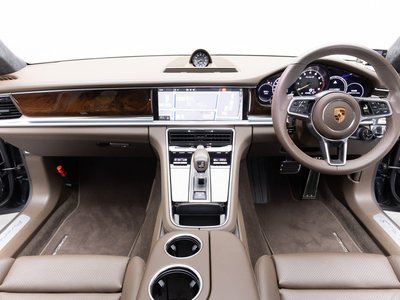 صورة 2 لـ 2018 Porsche PANAMERA