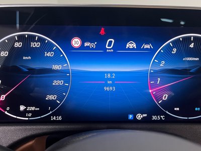 MERCEDES-BENZ E-CLASS - 8