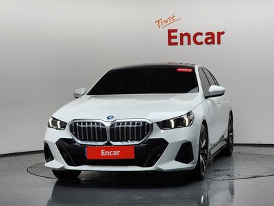 2025 BMW 5 SERIES — фото 2