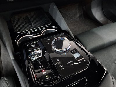 2025 BMW 5 SERIES — миниатюра 12