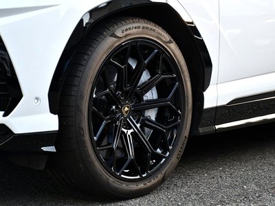 LAMBORGHINI URUS - 9