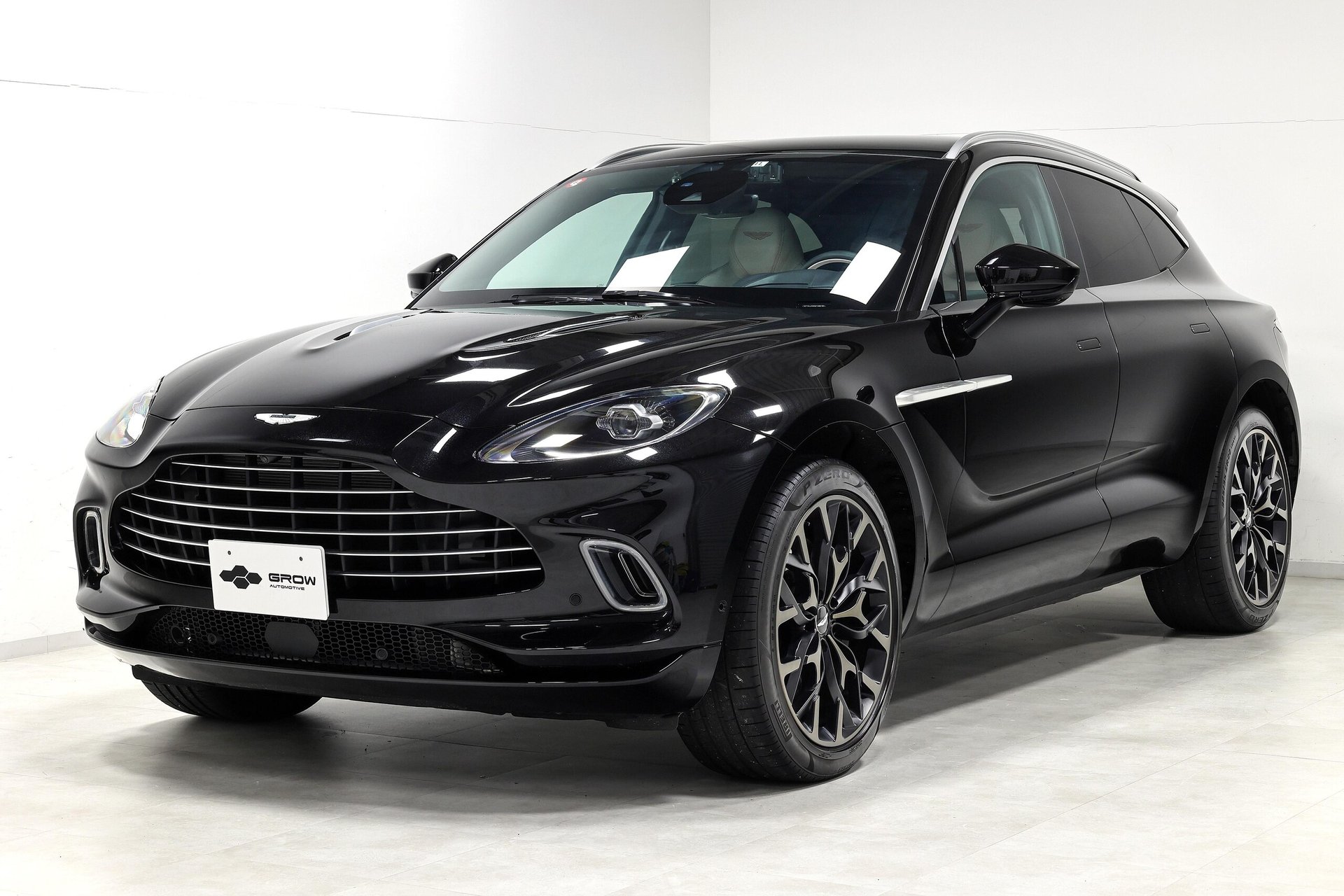 ASTON MARTIN DBX - View 1