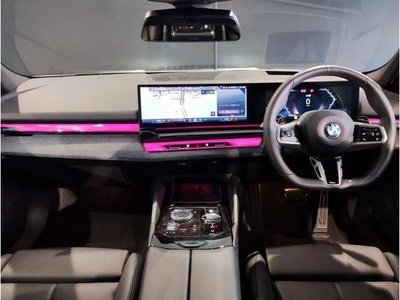 2024 BMW 5 SERIES — фото 2