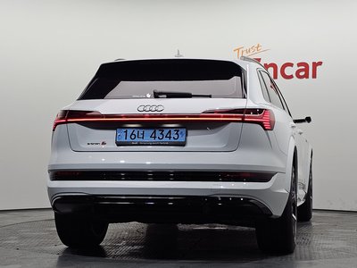 AUDI E-TRON - 4