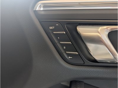 2021 Porsche MACAN thumbnail 16
