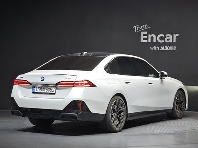 2025 BMW 5 SERIES — фото 4
