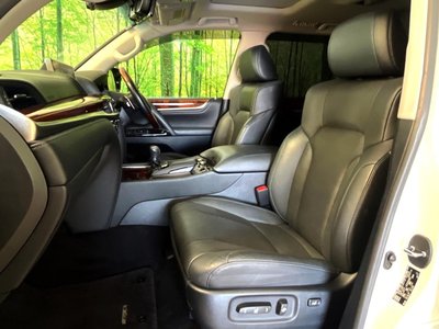 2016 Lexus LX thumbnail 31