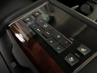 2016 Lexus LX thumbnail 44