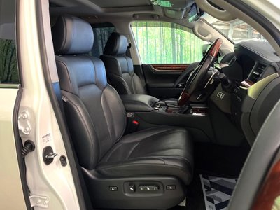 2016 Lexus LX photo 9