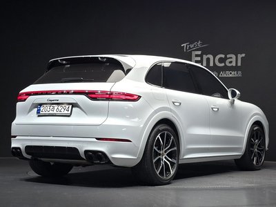 2023 Porsche CAYENNE photo 2
