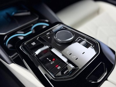 2025 BMW 5 SERIES 照片 9