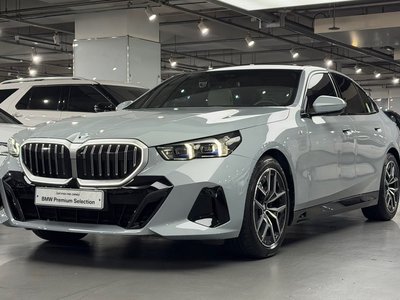 2025 BMW 5 SERIES 照片 1