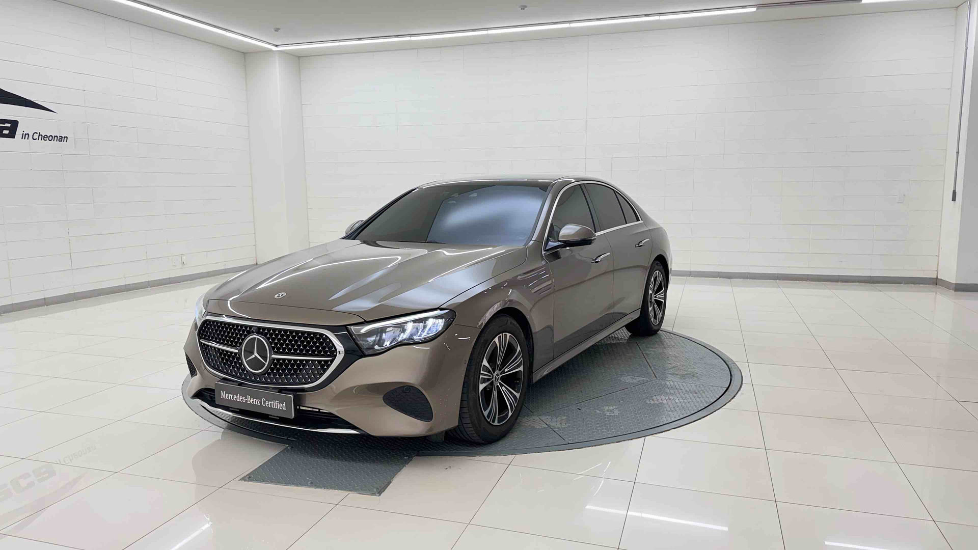 MERCEDES-BENZ E-CLASS - View 1