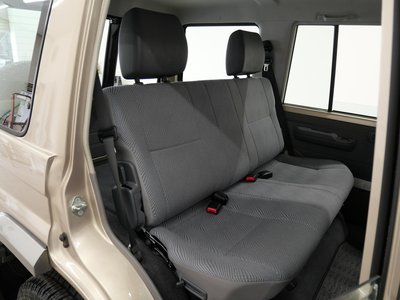 TOYOTA LAND CRUISER 70 - 6