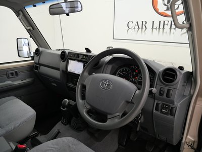 TOYOTA LAND CRUISER 70 - 3