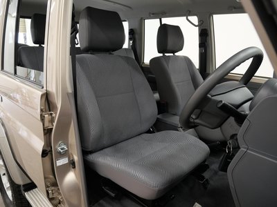 TOYOTA LAND CRUISER 70 - 4